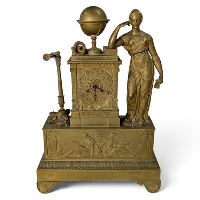 une statue représentant une femme tenant un globe terrestre, posée sur un socle