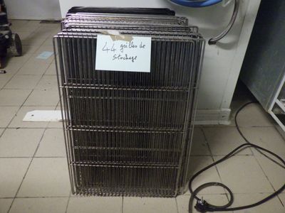 une photo d'un réfrigérateur dans une cuisine, sur lequel est accrochée une affiche