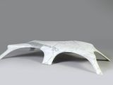 un gros plan sur une sculpture représentant une tête de vache posée sur une table