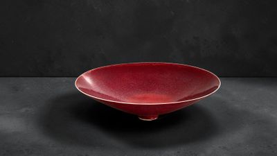 un bol rouge posé sur une table noire