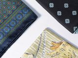plusieurs types de cravates disposés sur une surface blanche