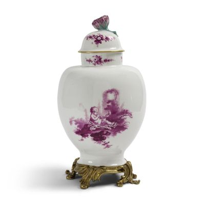 vase violet et blanc surmonté d'un oiseau