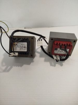 une photo montrant deux transformateurs de puissance posés sur une table