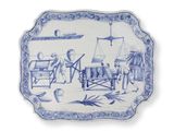 une assiette bleue et blanche sur laquelle est représenté un homme travaillant sur une machine