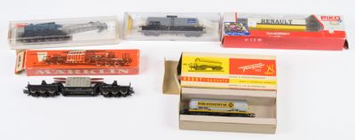 beaucoup de trains miniatures dans une boîte sur une table