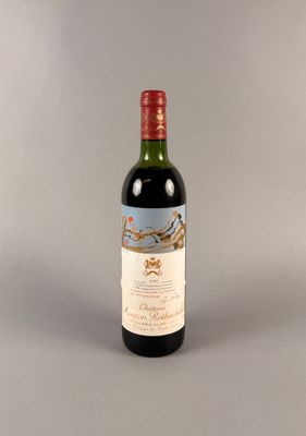 une bouteille de vin posée sur une table