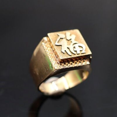 une bague en or sur laquelle est représenté un homme à vélo