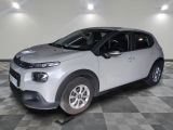 la voiture blanche est garée dans le garage sur un sol en damier