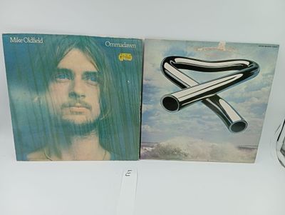 Les deux albums sont posés sur une étagère à côté d'un téléphone portable