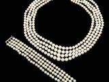 un ensemble composé d'un collier et d'un bracelet à trois rangs de perles