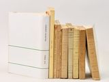 un grand nombre de livres empilés les uns sur les autres
