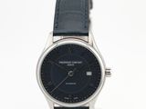 gros plan d'une montre-bracelet avec un cadran noir