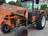 une photo d'un tracteur garé sur un parking