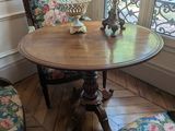 une table et des chaises dans un coin de la pièce