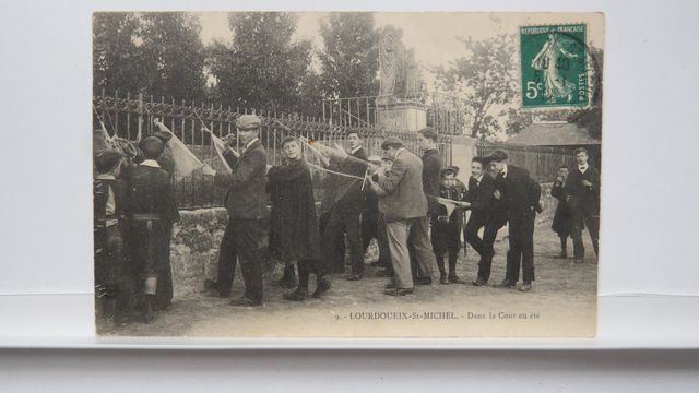 Indre : Lourdoueix-St-Michel. Dans la Cour en été. TBE.Carte rare...