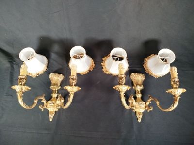 paire d'appliques murales anciennes en laiton avec des abat-jours en verre dépoli
