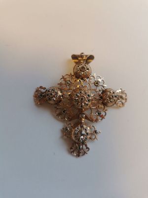 Important pendentif en or jaune 14K formant une croix ajouré…