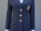 une photo d'un mannequin portant un blazer bleu et une jupe noire