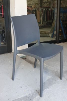 une chaise posée devant un magasin