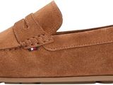 un gros plan d'une paire de chaussures marron sur fond blanc