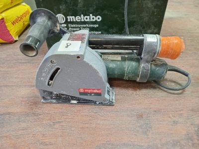 a machine that is sitting on a table next to a box