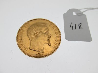 gros plan d'une pièce d'or portant une étiquette de prix