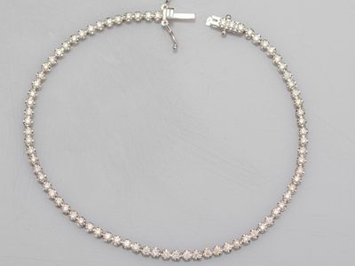 un bracelet en argent orné d'un motif en forme d'étoile sur fond blanc