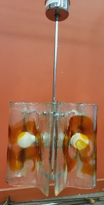 deux glaçons contenant chacun un œuf, posés sur une table