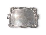 plateau rectangulaire en argent avec des poignées, sur fond blanc
