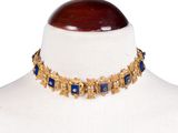 une photo d'un collier doré et bleu porté par un mannequin