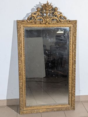 un miroir posé sur le sol d'une pièce