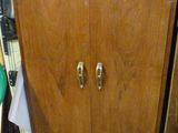 une armoire en bois surmontée d'un miroir