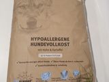 un sac de nourriture posé sur une table