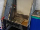 une armoire métallique équipée d'un évier, située dans une pièce