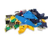 un tas de vêtements de toutes sortes posé sur une surface blanche