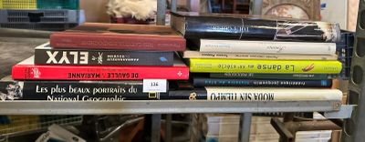 plusieurs livres empilés sur une table