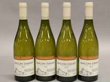 trois bouteilles de vin blanc sont alignées sur une table