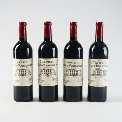 trois bouteilles de vin rouge posées l'une à côté de l'autre sur une surface blanche