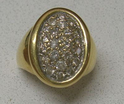 une image d'une bague en or et en diamant sur une surface blanche