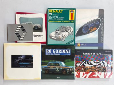 plusieurs livres posés sur une surface blanche, avec une voiture en arrière-plan