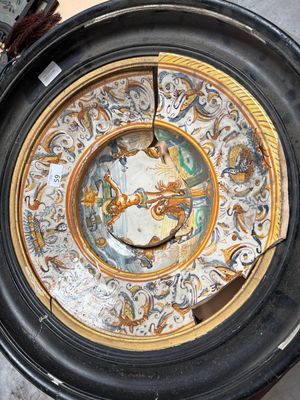 une horloge posée sur une table