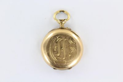 une image d'une montre de poche en or sur une surface blanche