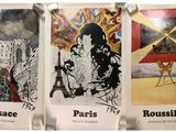 trois affiches de styles artistiques différents accrochées au mur