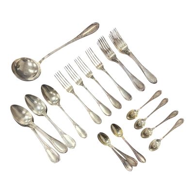beaucoup de cuillères en argent et de cuillères sur la table