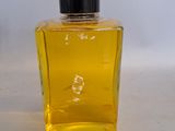 une bouteille contenant un liquide jaune posée sur une table
