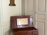 une petite table avec un miroir dans une pièce
