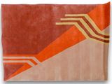 un tapis orange et beige orné d'un motif géométrique