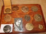 un plateau en bois sur lequel sont disposées diverses pièces de monnaie