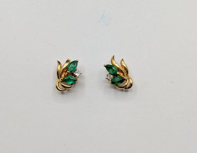 une paire de boucles d'oreilles en émeraude et diamant