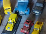un grand nombre de petites voitures posées sur une table